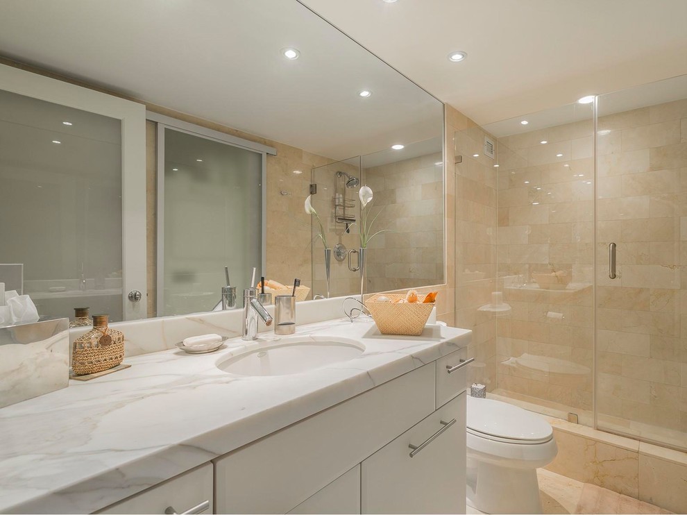 Immagine di una grande stanza da bagno padronale moderna con ante lisce, vasca idromassaggio, doccia ad angolo, piastrelle bianche, piastrelle di marmo, top in marmo e porta doccia a battente