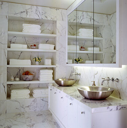 На фото: большая главная ванная комната в стиле модернизм с плоскими фасадами, белыми фасадами, мраморной плиткой, белыми стенами, мраморным полом, настольной раковиной, мраморной столешницей, белым полом и белой столешницей с