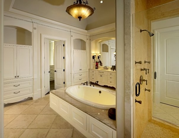 Inspiration for a traditional bathroom in Dallas.
