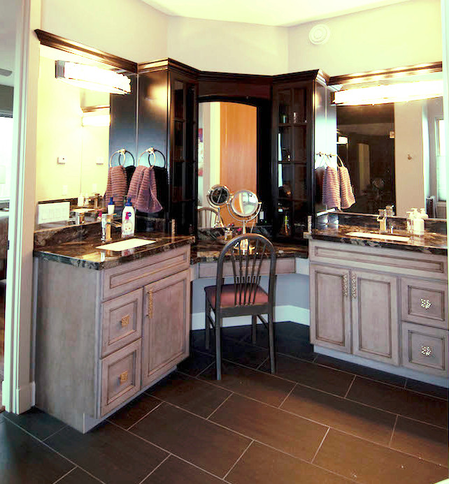 Esempio di una stanza da bagno padronale minimal di medie dimensioni con ante in stile shaker, ante in legno chiaro, pareti grigie, pavimento in gres porcellanato, lavabo sottopiano e top in granito