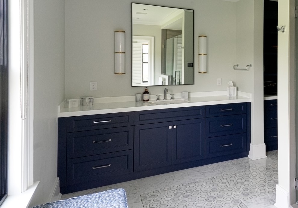 Идея дизайна: главная ванная комната с фасадами в стиле шейкер, синими фасадами, столешницей из переработанного стекла и белой столешницей