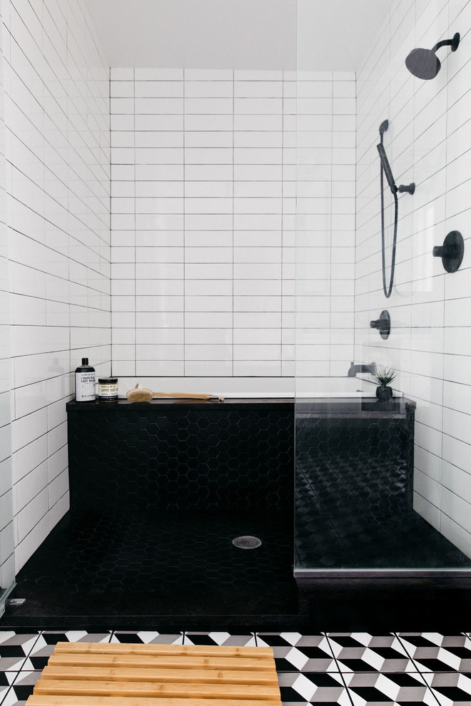 Свежая идея для дизайна: главная ванная комната среднего размера в современном стиле с плоскими фасадами, белыми фасадами, накладной ванной, душевой комнатой, раздельным унитазом, белой плиткой, плиткой кабанчик, серыми стенами, полом из керамогранита, монолитной раковиной, столешницей из искусственного камня, черным полом, душем с распашными дверями и белой столешницей - отличное фото интерьера