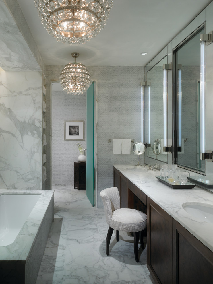 Aménagement d'une salle de bain contemporaine avec un plan de toilette en marbre et un lavabo encastré.