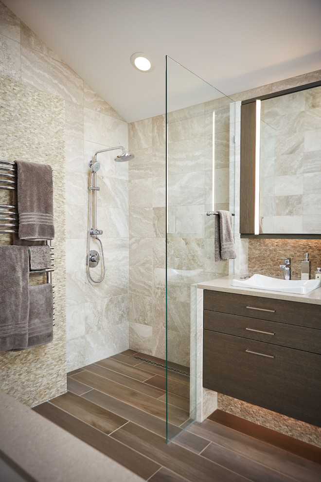 Пример оригинального дизайна: главная ванная комната среднего размера в современном стиле с плоскими фасадами, коричневыми фасадами, открытым душем, бежевой плиткой, белой плиткой, полом из винила, настольной раковиной и столешницей из искусственного камня