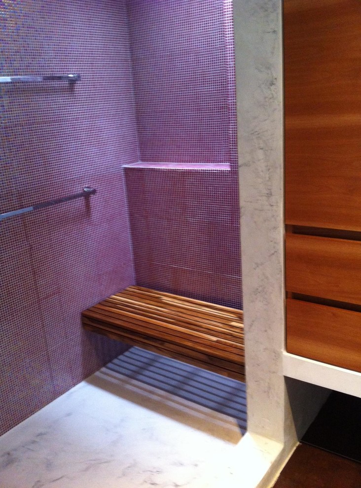 Imagen de cuarto de baño principal actual grande con microcemento
