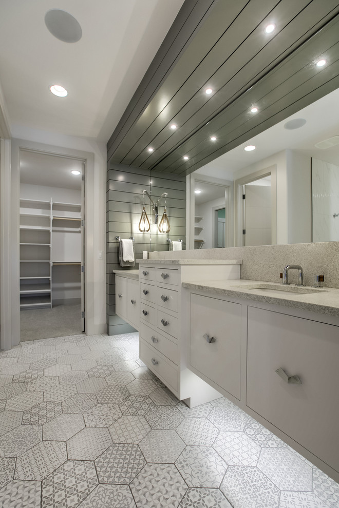 Idéer för att renovera ett 60 tals badrum, med släta luckor, vita skåp, grå kakel och granitbänkskiva