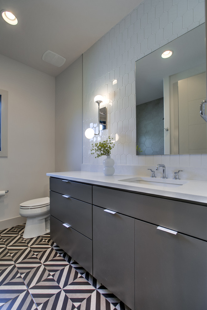 Стильный дизайн: ванная комната в стиле ретро с плоскими фасадами, белыми фасадами, серой плиткой и столешницей из гранита - последний тренд