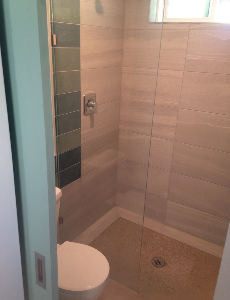 На фото: главная ванная комната среднего размера в стиле ретро с плоскими фасадами, бежевыми фасадами, душем без бортиков, раздельным унитазом, серой плиткой, керамогранитной плиткой, белыми стенами, бетонным полом, накладной раковиной, бежевым полом и открытым душем