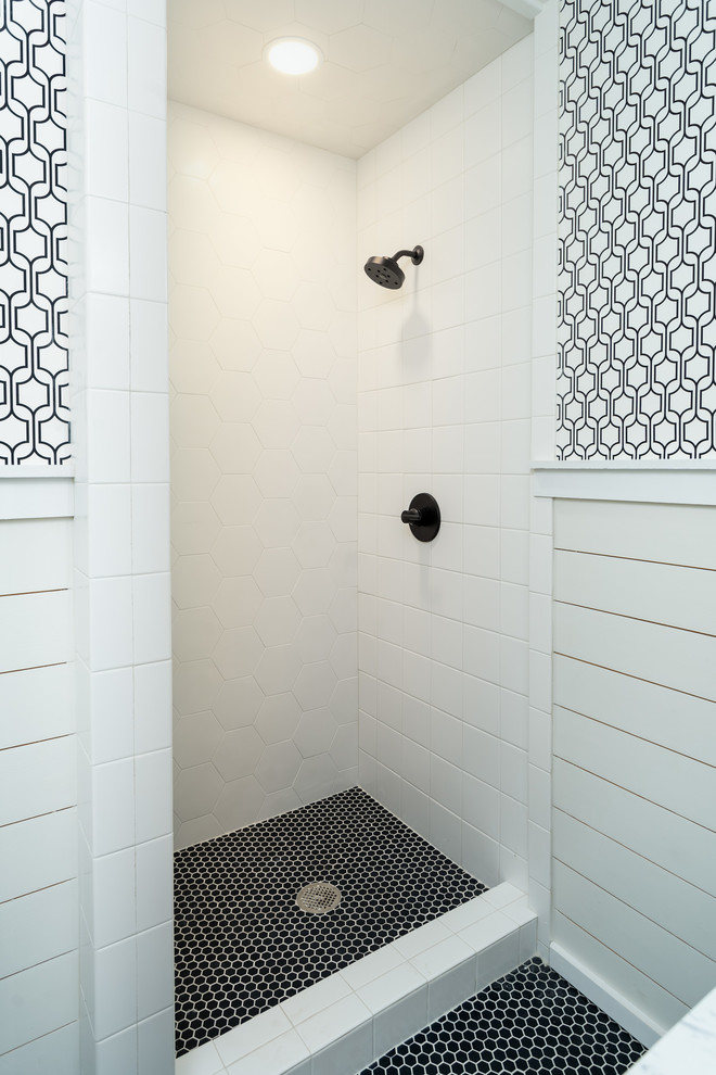Идея дизайна: маленькая главная ванная комната в стиле ретро с фасадами островного типа, белыми фасадами, открытым душем, керамической плиткой, полом из керамической плитки, столешницей из кварцита, черным полом и белой столешницей для на участке и в саду