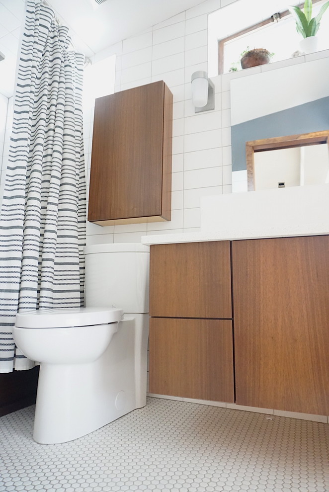 Exempel på ett 60 tals vit vitt badrum, med släta luckor, skåp i mellenmörkt trä, ett platsbyggt badkar, en dusch/badkar-kombination, vit kakel, ett fristående handfat och bänkskiva i kvarts