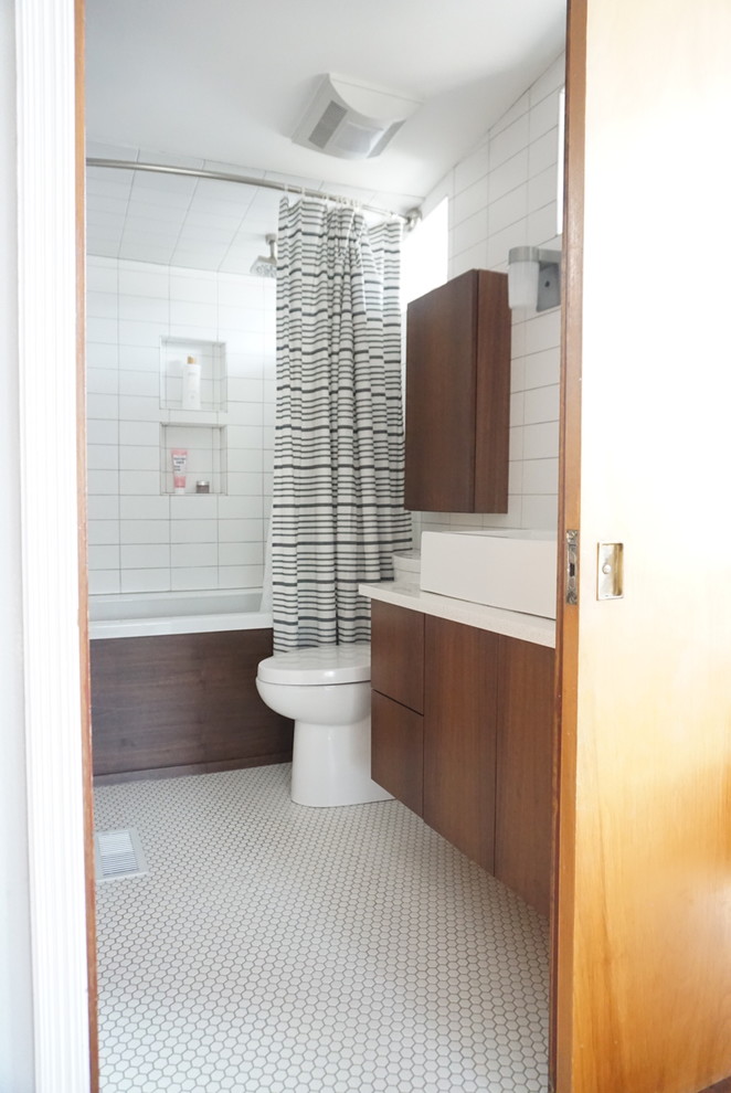 Idéer för att renovera ett 50 tals vit vitt badrum, med släta luckor, skåp i mellenmörkt trä, ett platsbyggt badkar, en dusch/badkar-kombination, vit kakel, ett fristående handfat och bänkskiva i kvarts