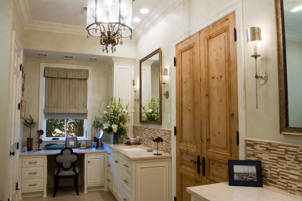 Exempel på ett mellanstort retro en-suite badrum, med ett undermonterad handfat, skåp i shakerstil, vita skåp, marmorbänkskiva, ett undermonterat badkar, en kantlös dusch, en toalettstol med hel cisternkåpa, brun kakel, stenkakel, vita väggar och travertin golv