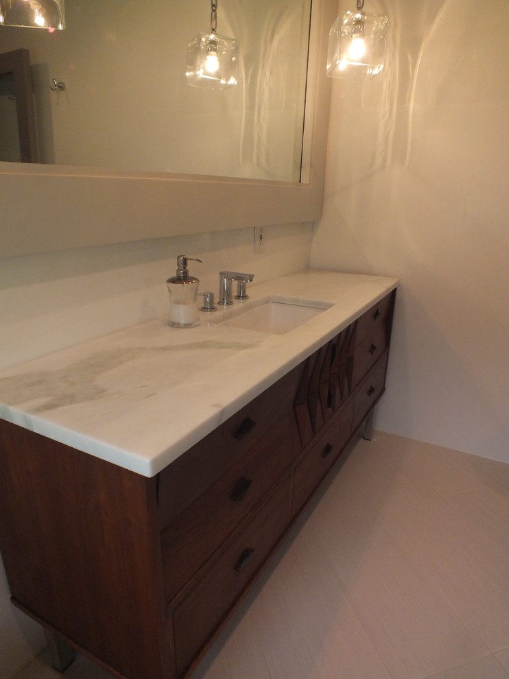 Retro inredning av ett mellanstort en-suite badrum, med ett undermonterad handfat, möbel-liknande, skåp i mellenmörkt trä, marmorbänkskiva, en öppen dusch, en toalettstol med hel cisternkåpa, brun kakel, porslinskakel, vita väggar och klinkergolv i porslin