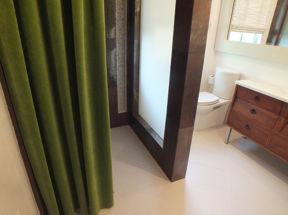 Exemple d'une salle de bain principale rétro en bois brun de taille moyenne avec un lavabo encastré, un placard en trompe-l'oeil, un plan de toilette en marbre, une douche ouverte, WC à poser, un carrelage marron, des carreaux de porcelaine, un mur blanc et un sol en carrelage de porcelaine.
