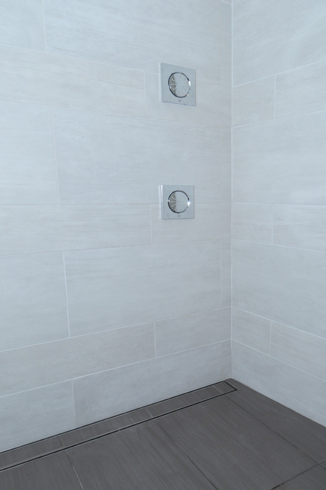 Идея дизайна: большая ванная комната в стиле ретро с плоскими фасадами, белыми фасадами, отдельно стоящей ванной, открытым душем, унитазом-моноблоком, керамогранитной плиткой, серыми стенами, врезной раковиной и столешницей из ламината