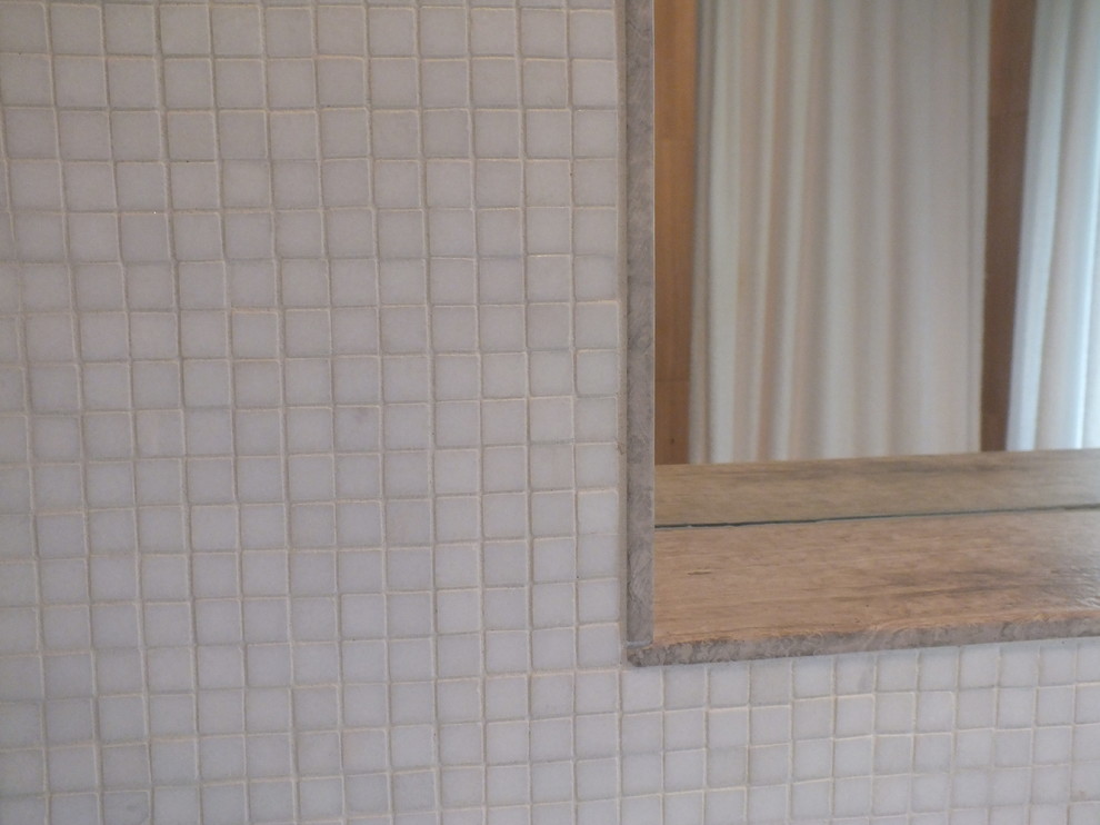 Esempio di una stanza da bagno con doccia minimalista di medie dimensioni con lavabo sospeso, vasca ad alcova, vasca/doccia, WC monopezzo, piastrelle grigie, piastrelle in gres porcellanato, pareti bianche e pavimento in gres porcellanato