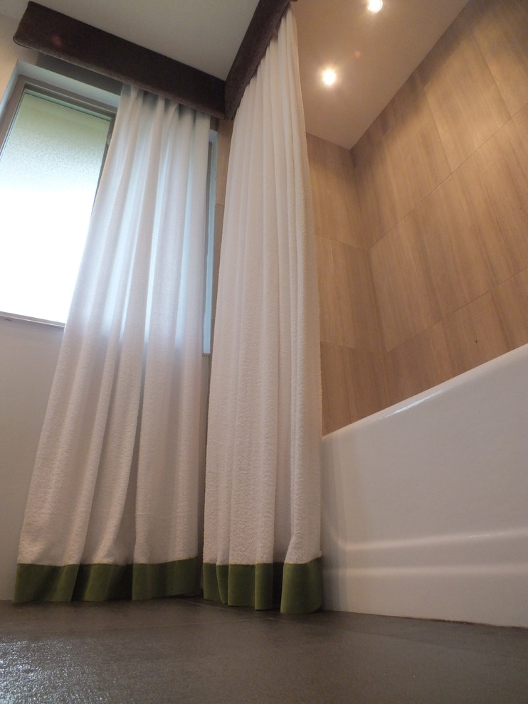 Idee per una stanza da bagno con doccia moderna di medie dimensioni con lavabo sospeso, vasca ad alcova, vasca/doccia, WC monopezzo, piastrelle grigie, piastrelle in gres porcellanato, pareti bianche e pavimento in gres porcellanato
