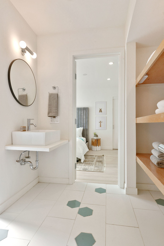 Пример оригинального дизайна: ванная комната в современном стиле с белыми стенами, настольной раковиной, белым полом и желтой столешницей