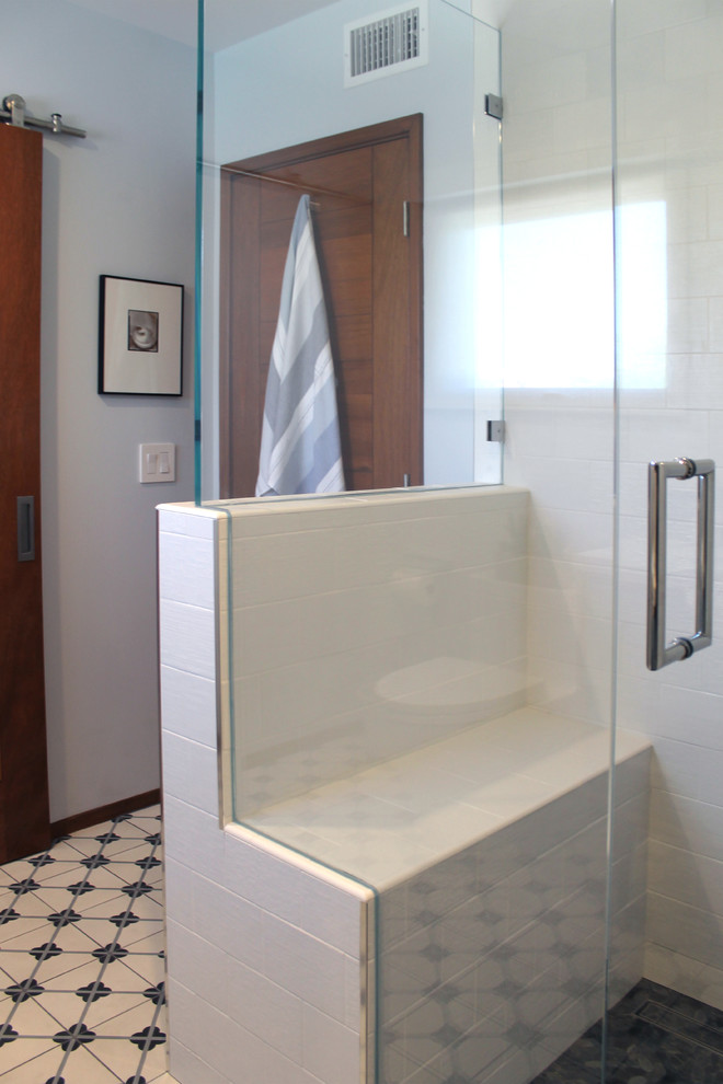 Идея дизайна: ванная комната среднего размера в стиле ретро с плоскими фасадами, синими фасадами, угловым душем, раздельным унитазом, белой плиткой, плиткой кабанчик, белыми стенами, полом из цементной плитки, душевой кабиной, врезной раковиной, столешницей из искусственного кварца, разноцветным полом и душем с распашными дверями