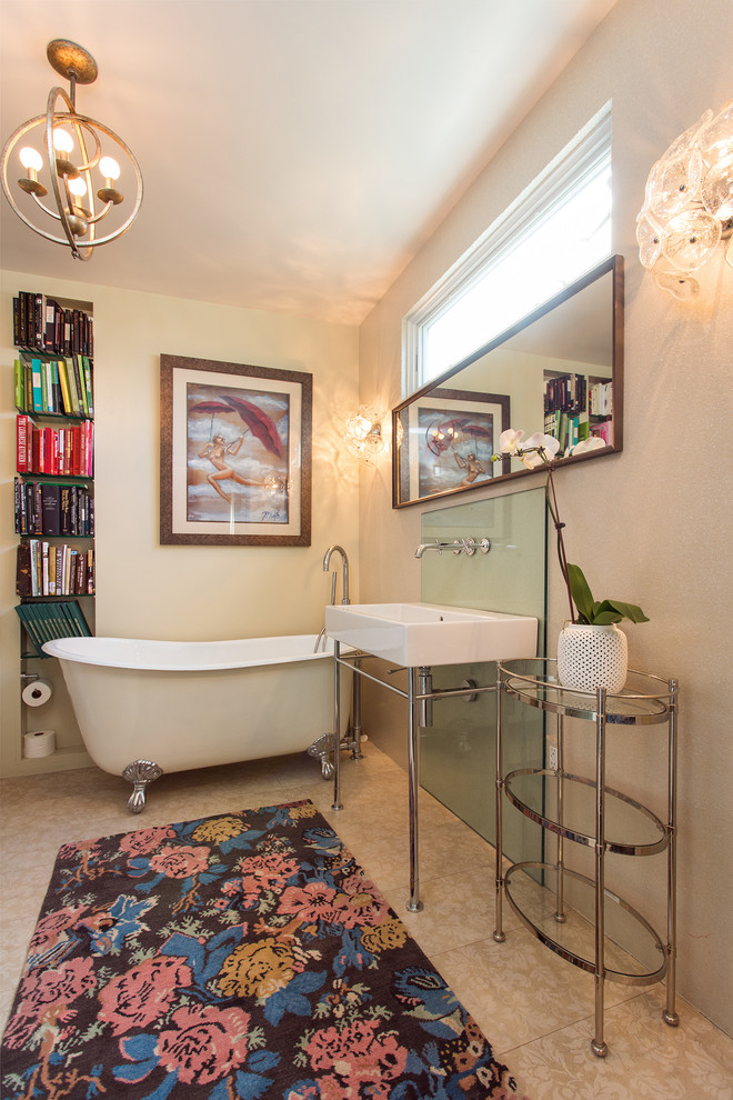 Foto de cuarto de baño bohemio con bañera con patas, paredes beige, lavabo tipo consola y suelo beige