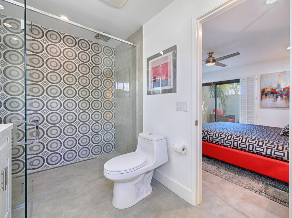 Foto di una piccola stanza da bagno moderna con ante bianche, doccia aperta e porta doccia a battente