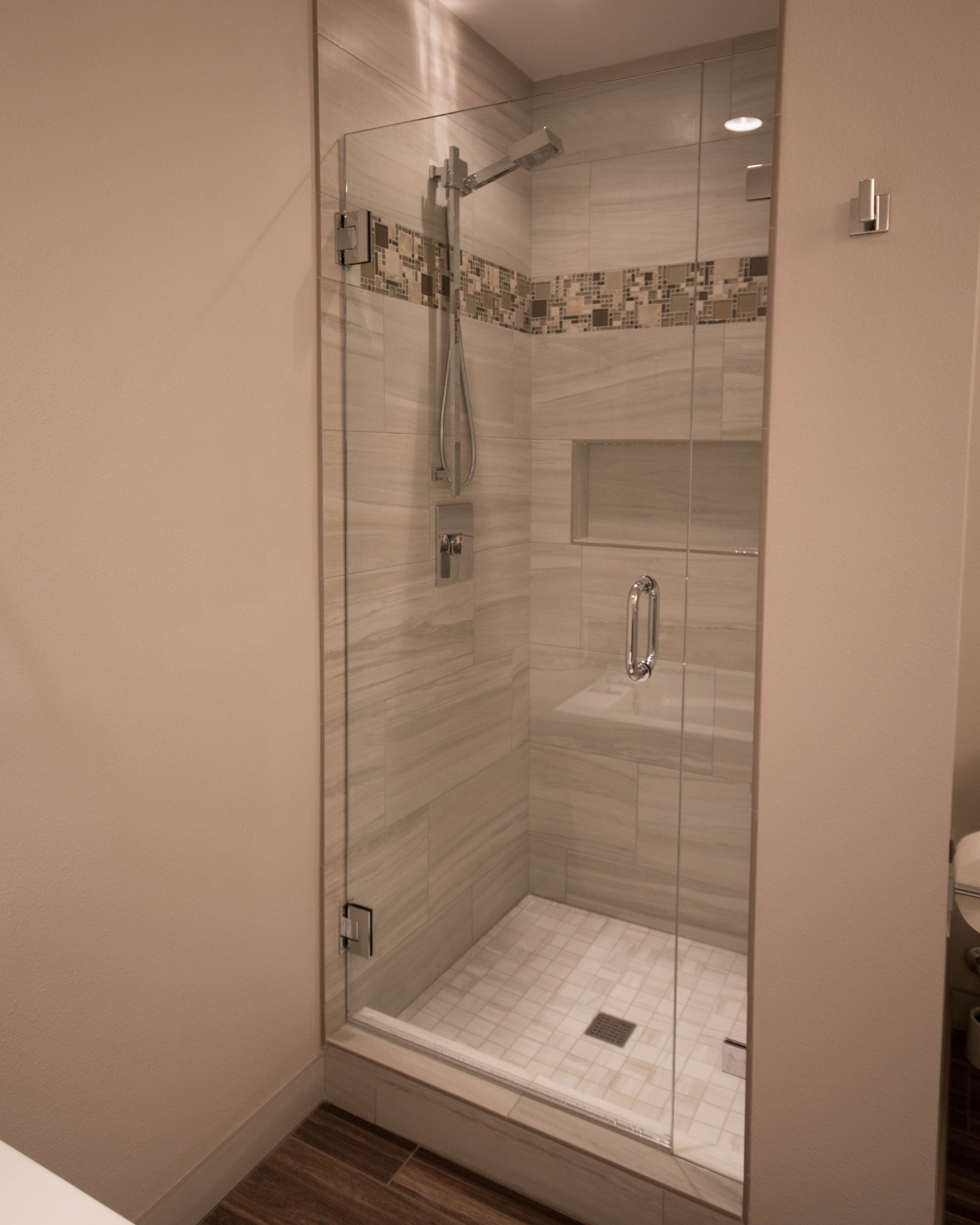 75 photos et idées déco de salles de bain avec un placard à porte vitrée et  des plaques de verre - Juin 2023 | Houzz FR