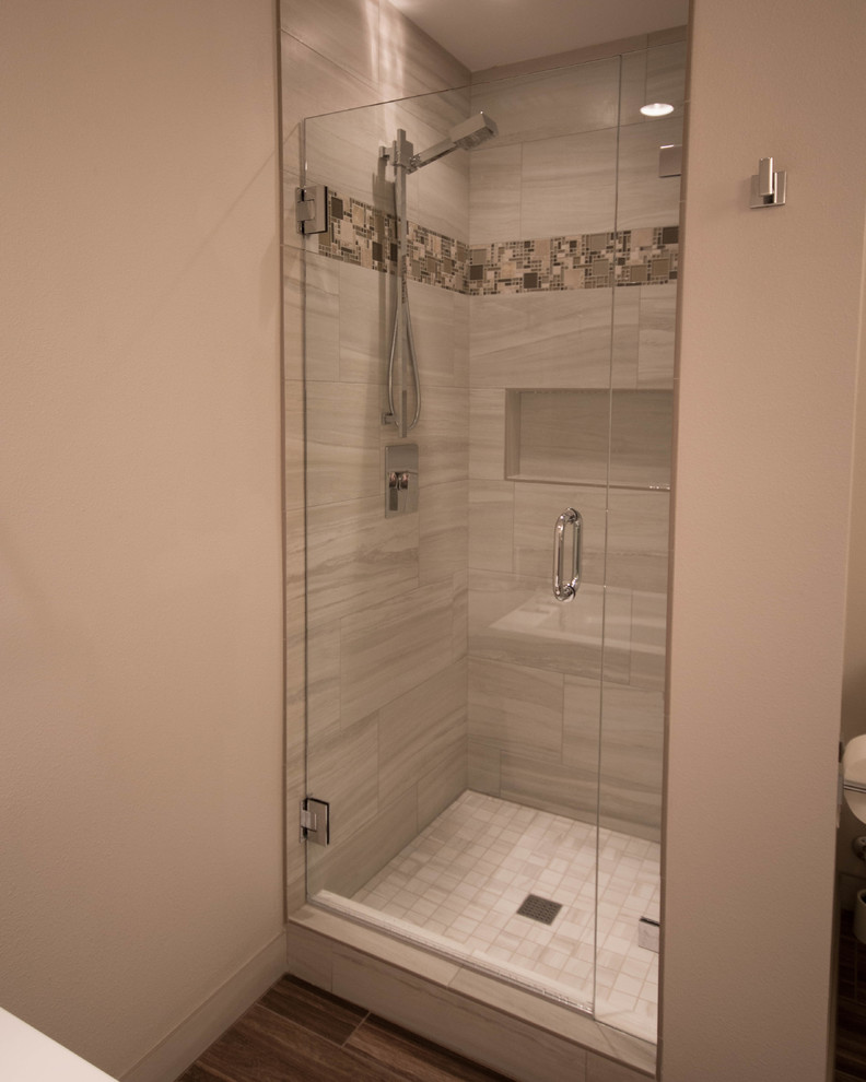 Пример оригинального дизайна: большая детская ванная комната в стиле ретро с стеклянными фасадами, белыми фасадами, отдельно стоящей ванной, душем в нише, раздельным унитазом, разноцветной плиткой, плиткой из листового стекла, белыми стенами, полом из керамогранита, врезной раковиной и столешницей из искусственного кварца