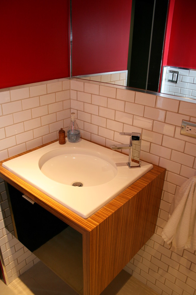 Kleines Retro Duschbad mit flächenbündigen Schrankfronten, hellen Holzschränken, Metrofliesen, roter Wandfarbe, hellem Holzboden und Mineralwerkstoff-Waschtisch in Chicago