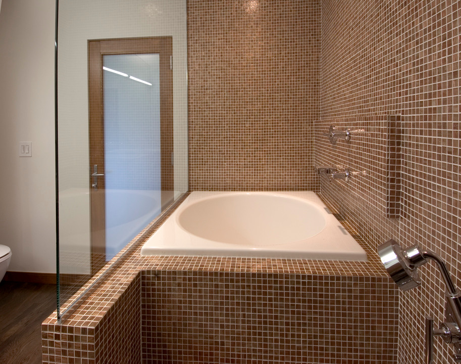 Imagen de cuarto de baño principal vintage pequeño con puertas de armario de madera oscura y baldosas y/o azulejos marrones