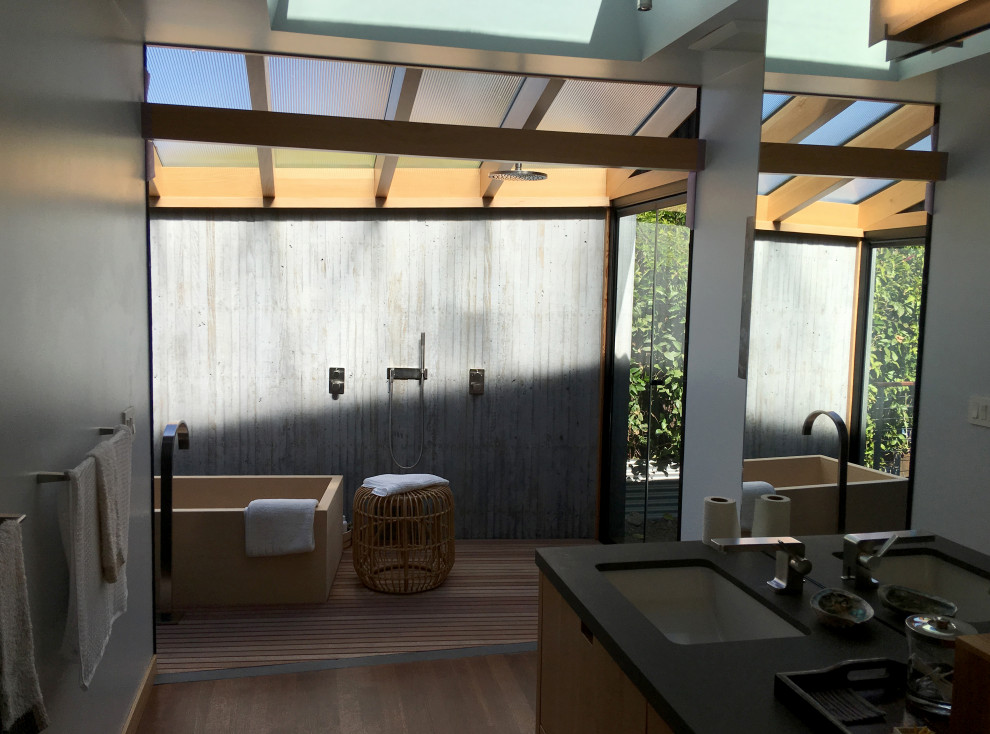 Foto på ett litet orientaliskt en-suite badrum, med ett japanskt badkar, våtrum, en vägghängd toalettstol och med dusch som är öppen