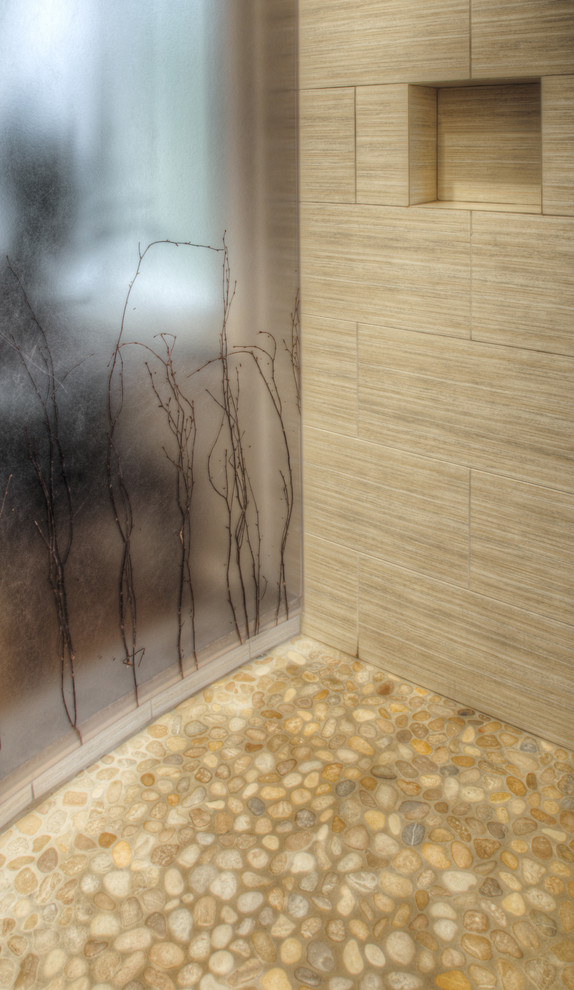 Idées déco pour une salle de bain principale moderne en bois foncé de taille moyenne avec un placard à porte plane, une douche ouverte, WC à poser, un carrelage gris, des dalles de pierre, un mur beige, un sol en carrelage de céramique, une vasque, un plan de toilette en surface solide et un sol beige.