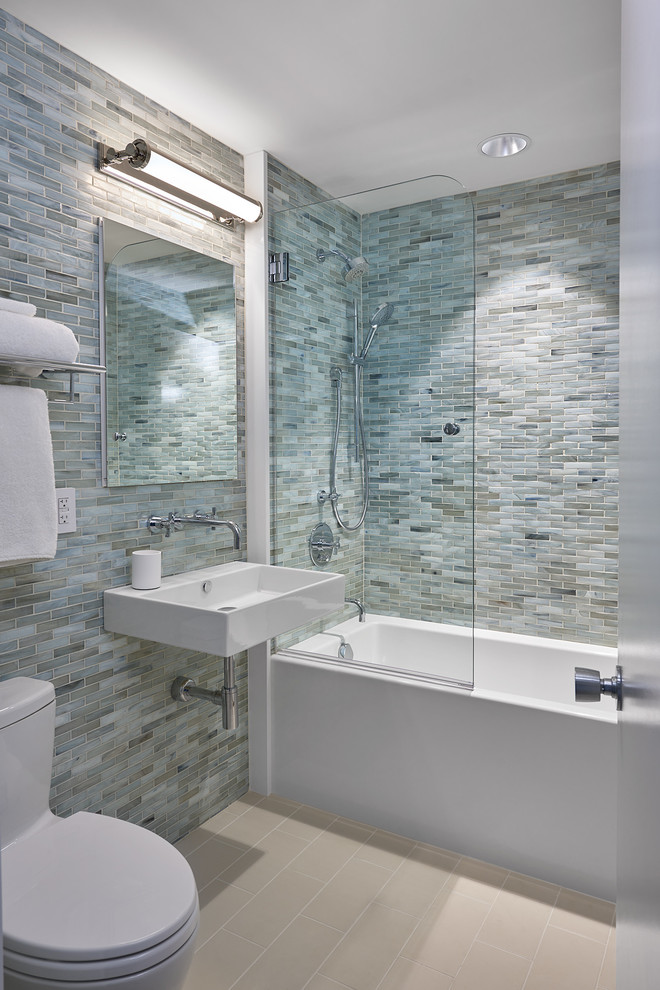 Idéer för att renovera ett litet 60 tals badrum, med ett badkar i en alkov, en dusch/badkar-kombination, en toalettstol med hel cisternkåpa, grå kakel, marmorkakel, klinkergolv i keramik, ett väggmonterat handfat, beiget golv och med dusch som är öppen