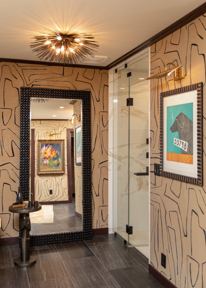 Retro Badezimmer mit Duschnische, brauner Wandfarbe, schwarzem Boden, Falttür-Duschabtrennung und Tapetenwänden in Miami