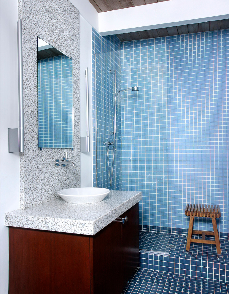 ロサンゼルスにあるコンテンポラリースタイルのおしゃれな浴室 (ベッセル式洗面器、フラットパネル扉のキャビネット、濃色木目調キャビネット、青いタイル、モザイクタイル) の写真