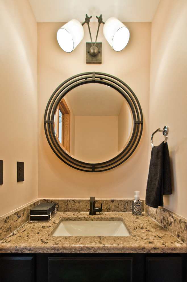 Idéer för ett litet 50 tals flerfärgad badrum med dusch, med skåp i mörkt trä, beige väggar, ett undermonterad handfat och granitbänkskiva
