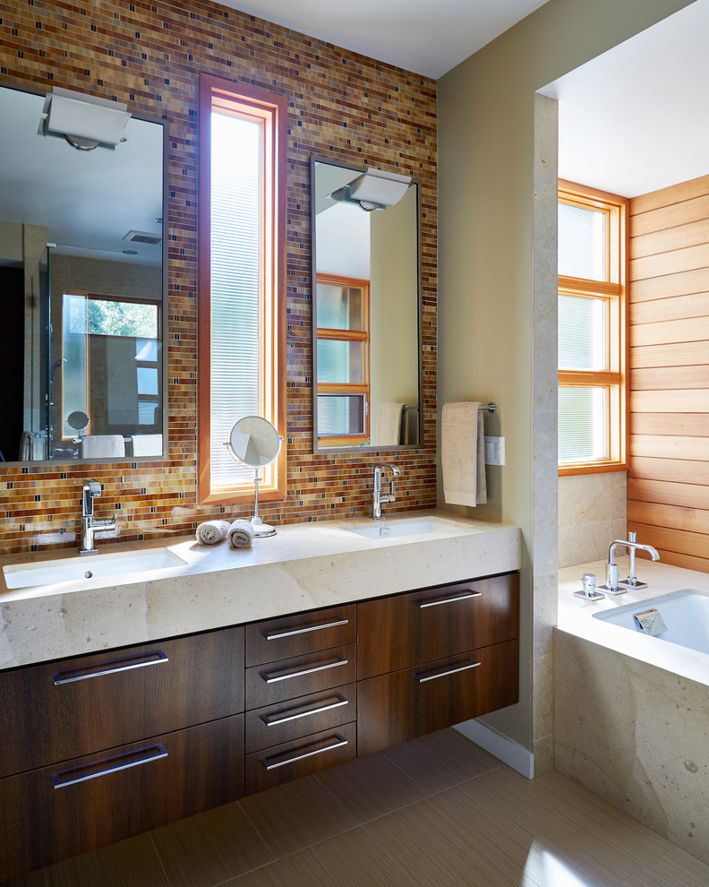 На фото: большая главная ванная комната в стиле ретро с плоскими фасадами, темными деревянными фасадами, ванной в нише, разноцветной плиткой, оранжевой плиткой, красной плиткой, удлиненной плиткой, врезной раковиной и бежевым полом с