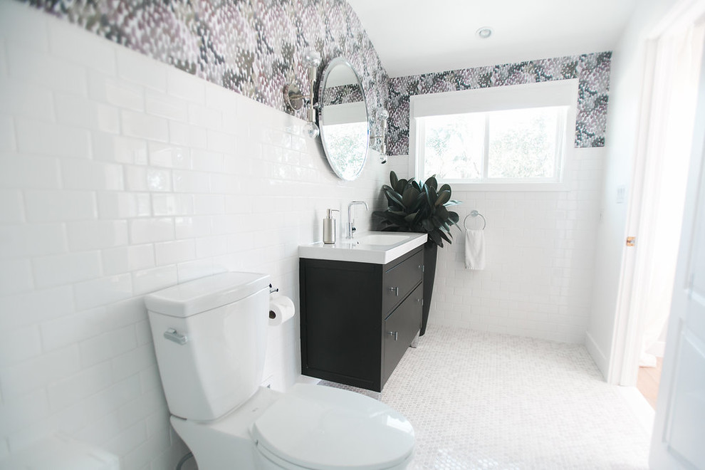 Пример оригинального дизайна: ванная комната среднего размера в стиле ретро с плоскими фасадами, черными фасадами, белой плиткой, плиткой кабанчик, белыми стенами, полом из мозаичной плитки, душевой кабиной и консольной раковиной