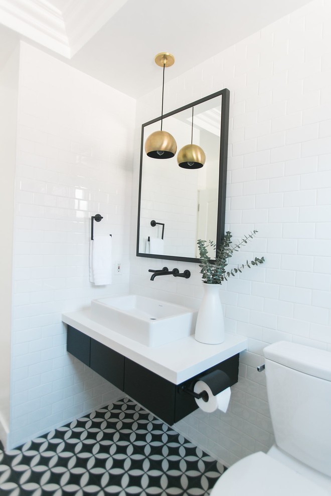 Esempio di una stanza da bagno con doccia moderna di medie dimensioni con ante lisce, ante nere, doccia alcova, pistrelle in bianco e nero, pareti bianche, pavimento con piastrelle a mosaico e lavabo da incasso