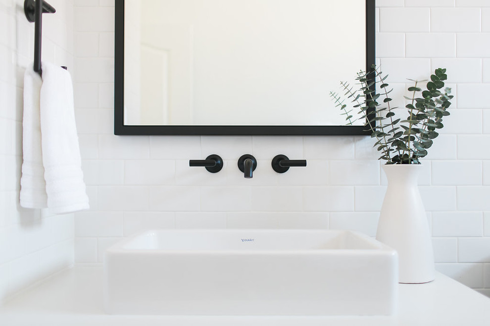Exempel på ett mellanstort 50 tals badrum med dusch, med släta luckor, svarta skåp, en dusch i en alkov, svart och vit kakel, vita väggar, mosaikgolv och ett nedsänkt handfat