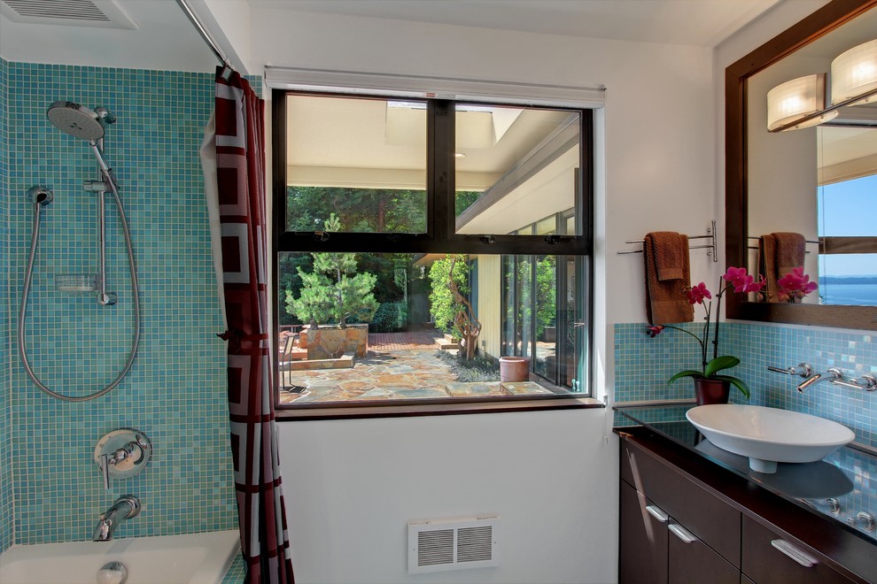 シアトルにあるミッドセンチュリースタイルのおしゃれな浴室 (ベッセル式洗面器、フラットパネル扉のキャビネット、濃色木目調キャビネット、ガラスの洗面台、ガラスタイル、白い壁) の写真