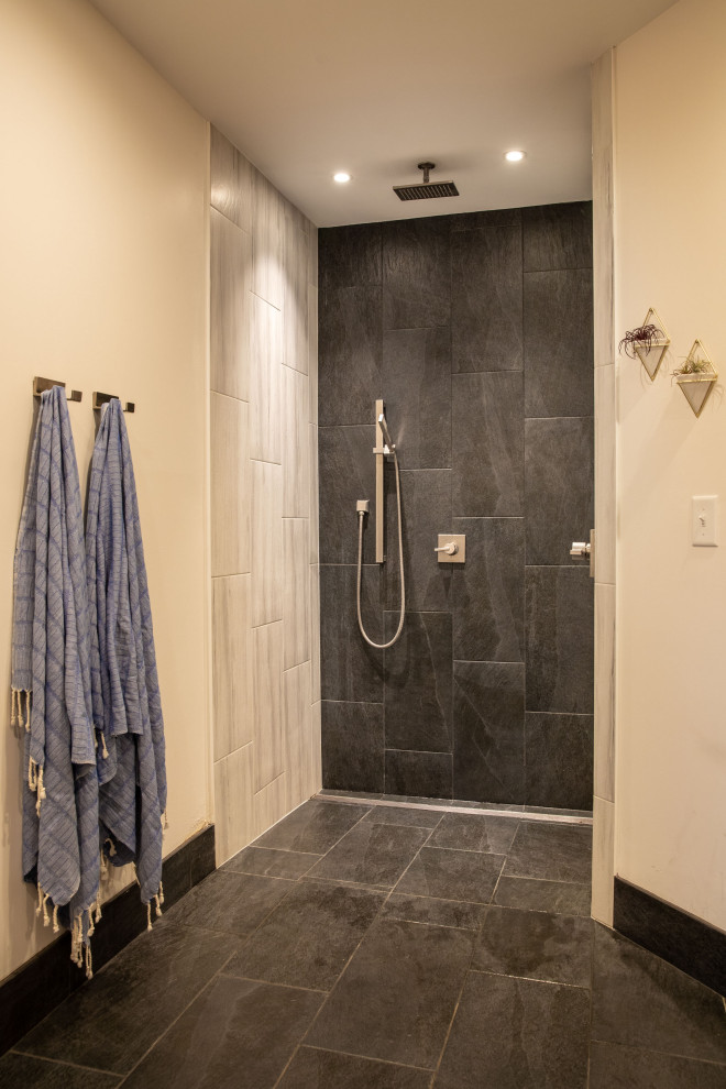 Foto på ett mellanstort 50 tals brun en-suite badrum, med vita väggar, klinkergolv i porslin, ett fristående handfat, träbänkskiva och grått golv