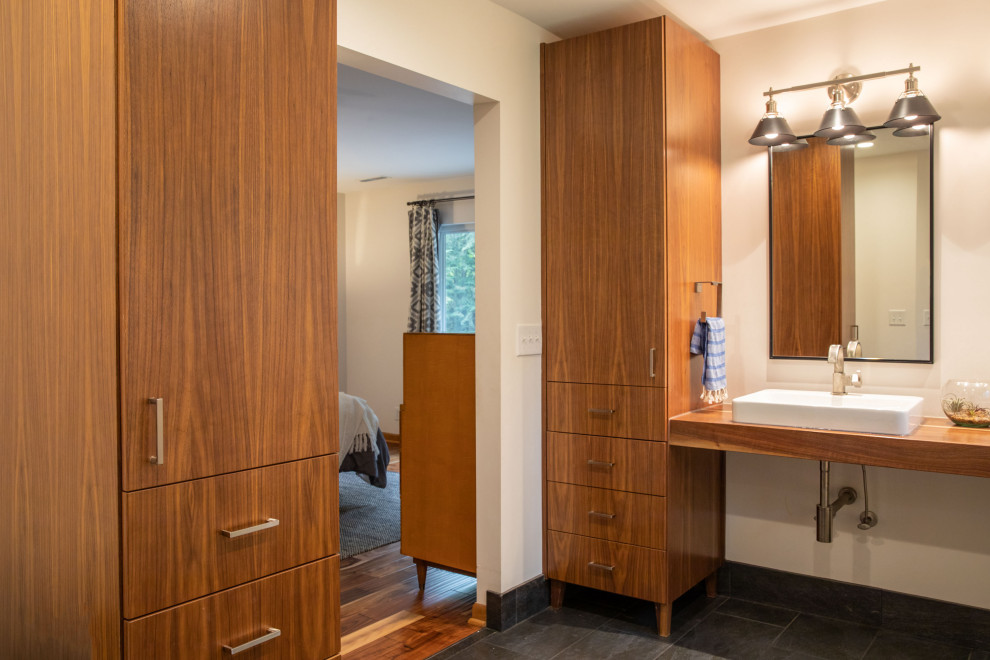 Inredning av ett retro mellanstort brun brunt en-suite badrum, med vita väggar, klinkergolv i porslin, ett fristående handfat, träbänkskiva och grått golv