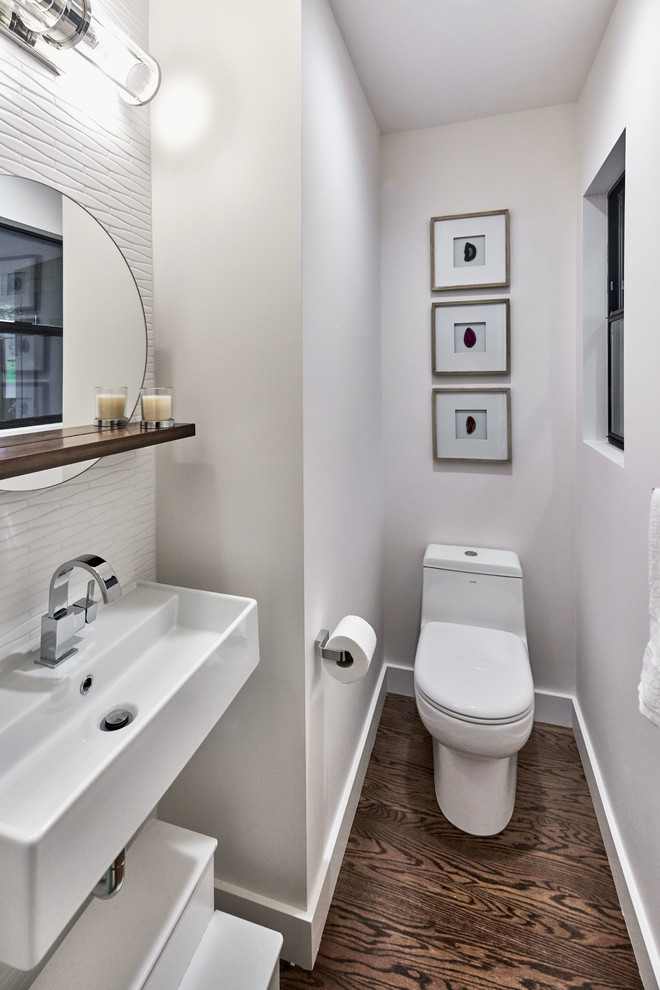 Foto de cuarto de baño retro pequeño con sanitario de una pieza, baldosas y/o azulejos blancos, paredes blancas, suelo de madera oscura, aseo y ducha, lavabo suspendido y suelo marrón