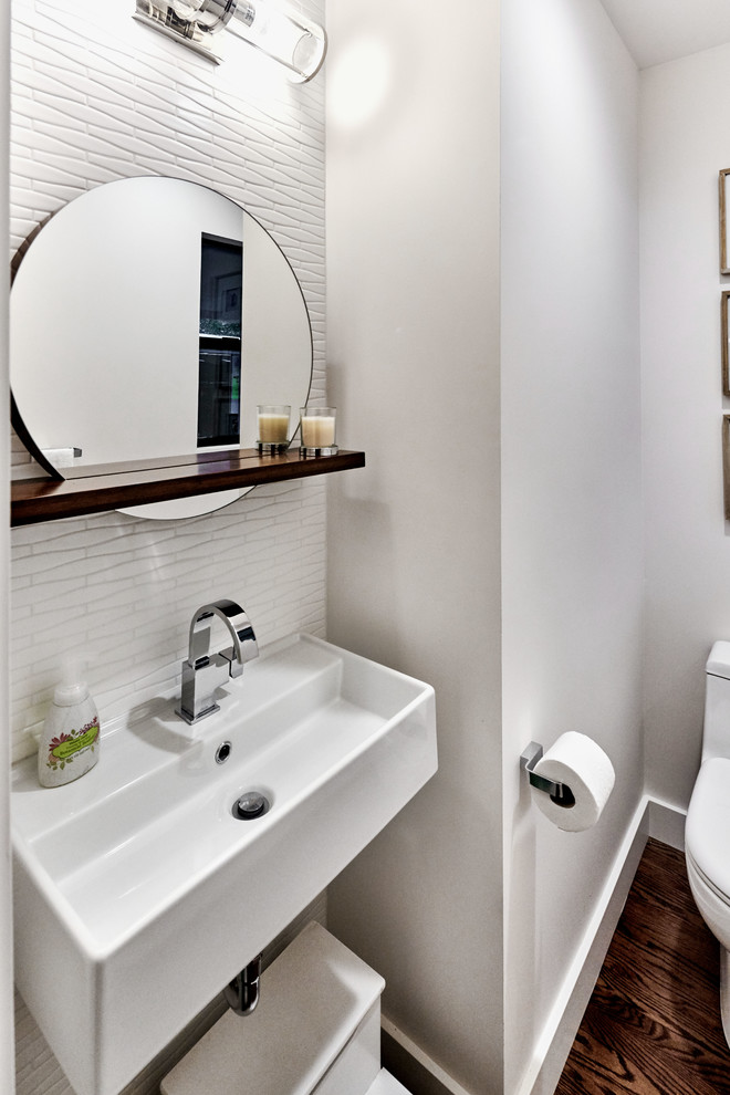 Kleines Retro Duschbad mit Toilette mit Aufsatzspülkasten, weißen Fliesen, weißer Wandfarbe, Wandwaschbecken, dunklem Holzboden und braunem Boden in San Francisco