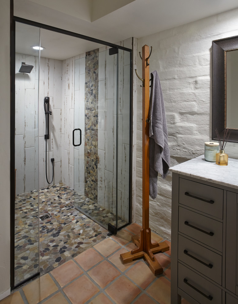 На фото: маленькая главная ванная комната в стиле ретро с фасадами в стиле шейкер, серыми фасадами, открытым душем, унитазом-моноблоком, белой плиткой, керамогранитной плиткой, белыми стенами, полом из терракотовой плитки, врезной раковиной, столешницей из кварцита, красным полом, душем с распашными дверями и белой столешницей для на участке и в саду с