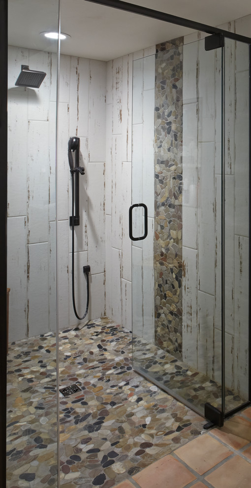 Пример оригинального дизайна: маленькая главная ванная комната в стиле ретро с фасадами в стиле шейкер, серыми фасадами, открытым душем, унитазом-моноблоком, белой плиткой, керамогранитной плиткой, белыми стенами, полом из терракотовой плитки, врезной раковиной, столешницей из кварцита, красным полом, душем с распашными дверями и белой столешницей для на участке и в саду