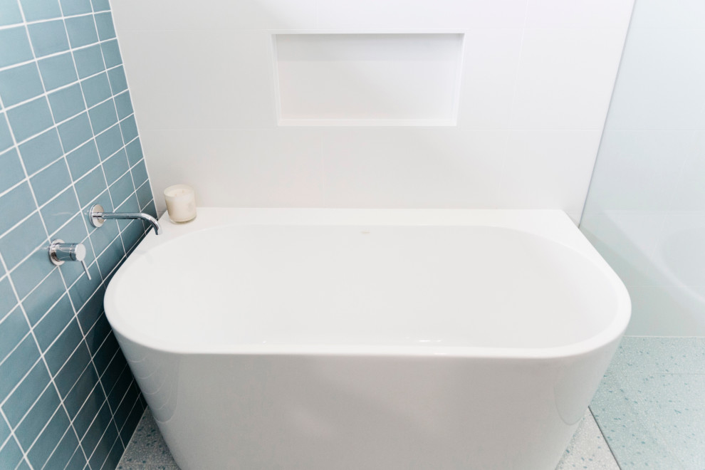 Inspiration pour une petite salle de bain vintage en bois brun avec un placard à porte plane, une baignoire indépendante, une douche d'angle, un carrelage bleu, des carreaux de porcelaine, un mur blanc, un sol en terrazzo, un lavabo posé, un plan de toilette en quartz modifié, un sol gris, une cabine de douche à porte battante, un plan de toilette blanc, meuble simple vasque et meuble-lavabo suspendu.