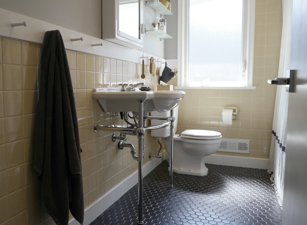 Пример оригинального дизайна: маленькая ванная комната в классическом стиле с душем над ванной, раздельным унитазом, желтой плиткой, керамической плиткой, серыми стенами, полом из керамогранита, консольной раковиной, черным полом и шторкой для ванной для на участке и в саду