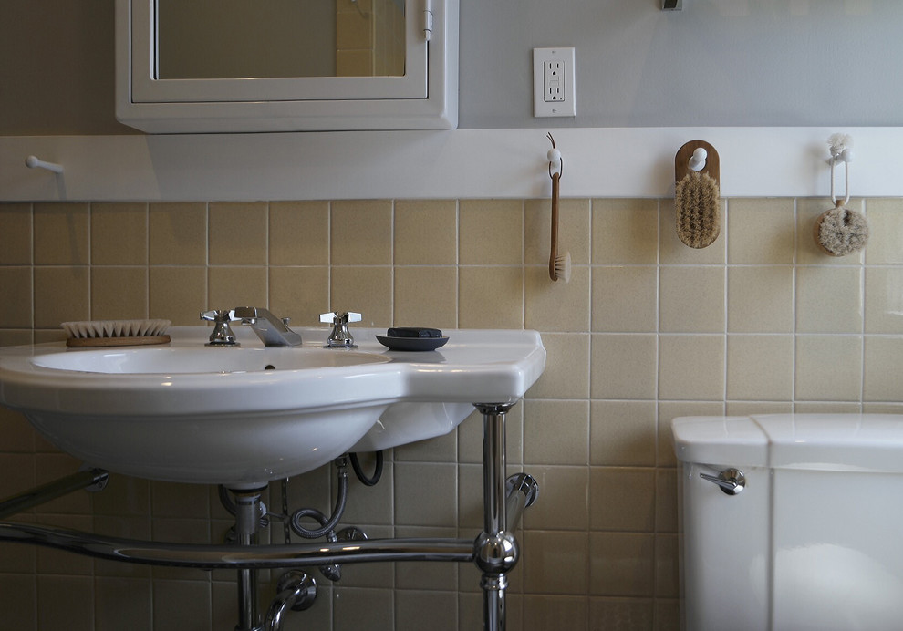 Идея дизайна: маленькая ванная комната в классическом стиле с белыми фасадами, душем над ванной, раздельным унитазом, желтой плиткой, керамической плиткой, серыми стенами, полом из керамогранита, консольной раковиной, черным полом и шторкой для ванной для на участке и в саду