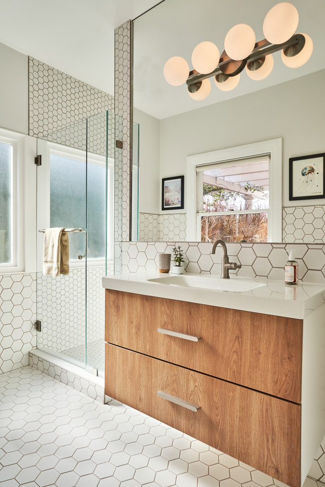 Esempio di una stanza da bagno minimalista di medie dimensioni con doccia alcova, piastrelle bianche, pareti bianche, pavimento in gres porcellanato, pavimento bianco e porta doccia a battente